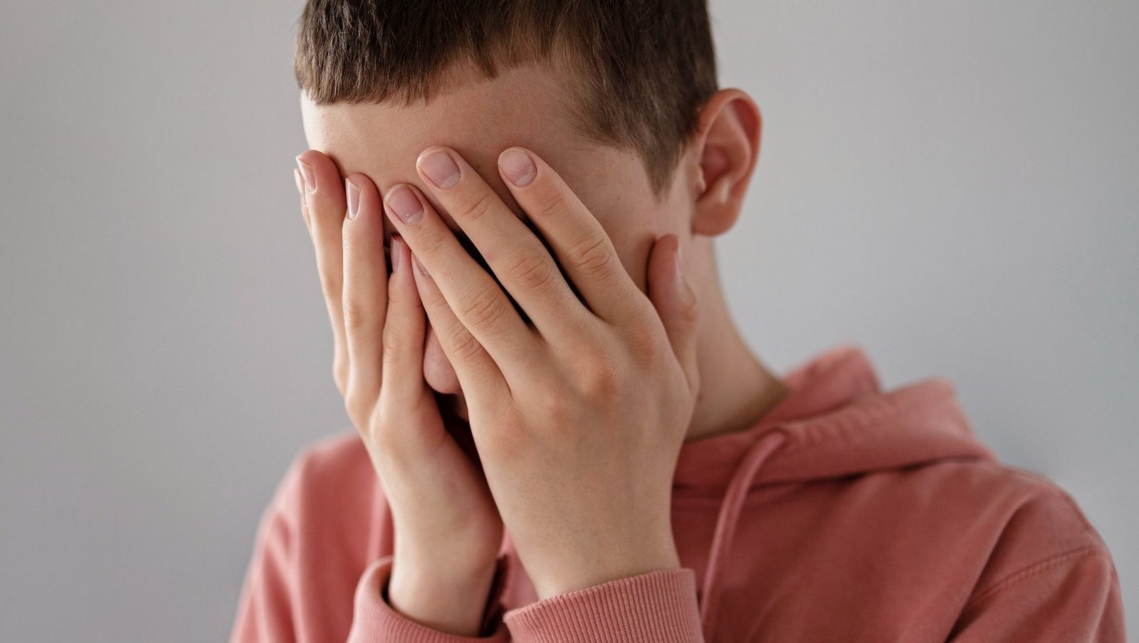 Dlaczego dzieci ukrywają ból przed rodzicami? Wyniki badania zaskakują