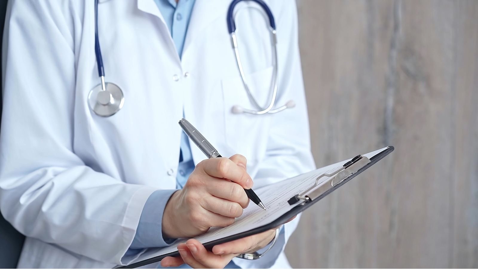Połączenie danych klinicznych i oceny obrazów przedoperacyjnych rezonansów magnetycznych mózgowia z oceną ADC celem różnicowania atypowego guza teratoidno-rabdoidnego i rdzeniaka zarodkowego