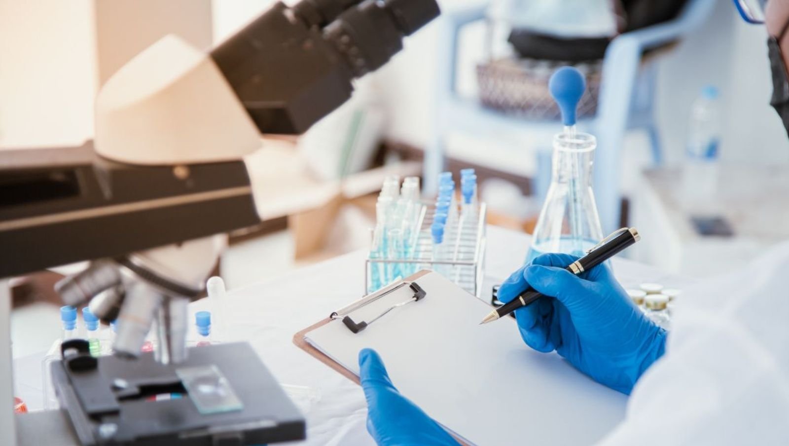 Porównanie wyników leczenia AML u nastolatków i młodych dorosłych według protokołów pediatrycznych i dla dorosłych