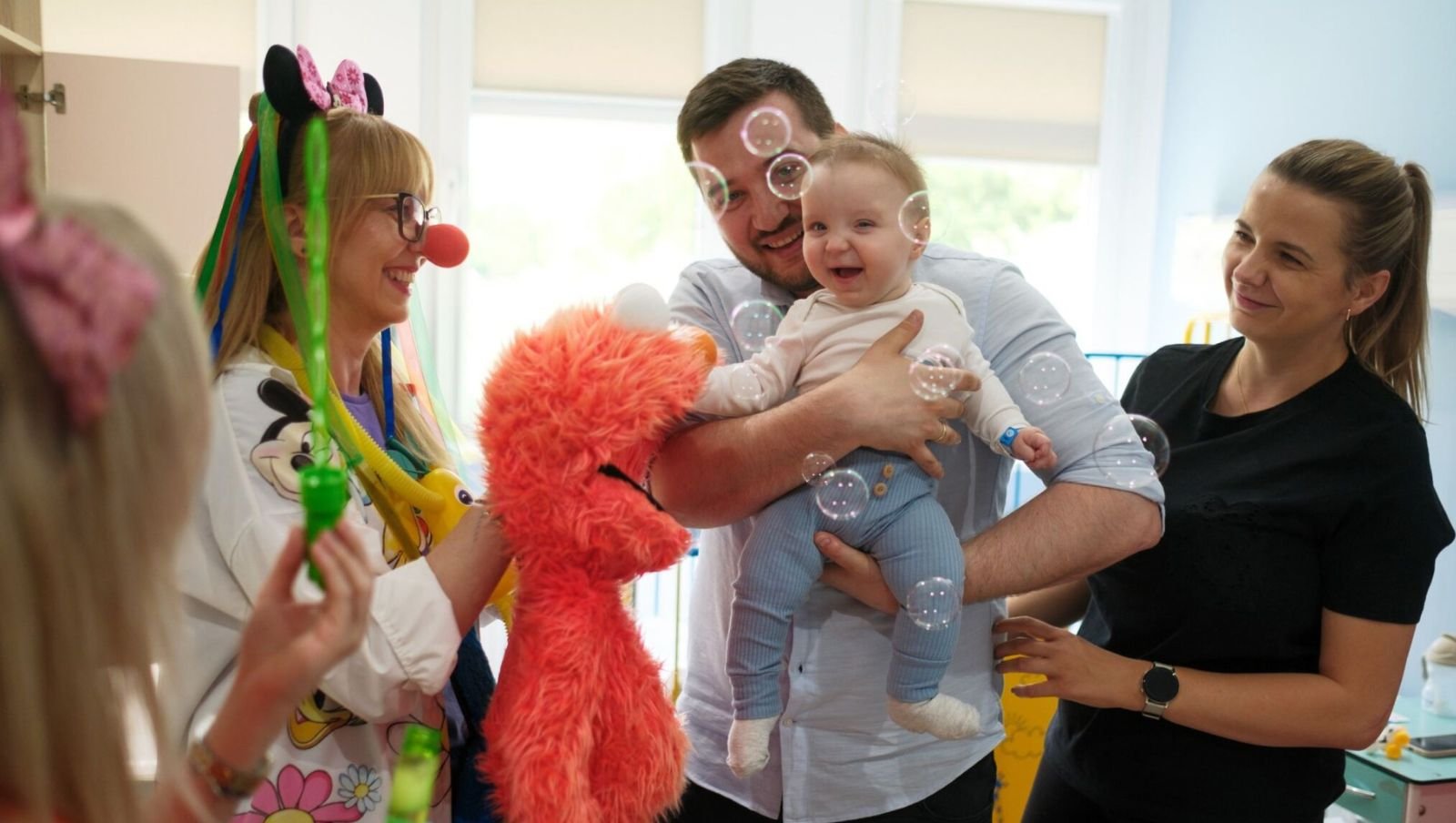 Uśmiech rodzica = siła dziecka. Fundacja zwraca uwagę na emocje opiekunów hospitalizowanych dzieci