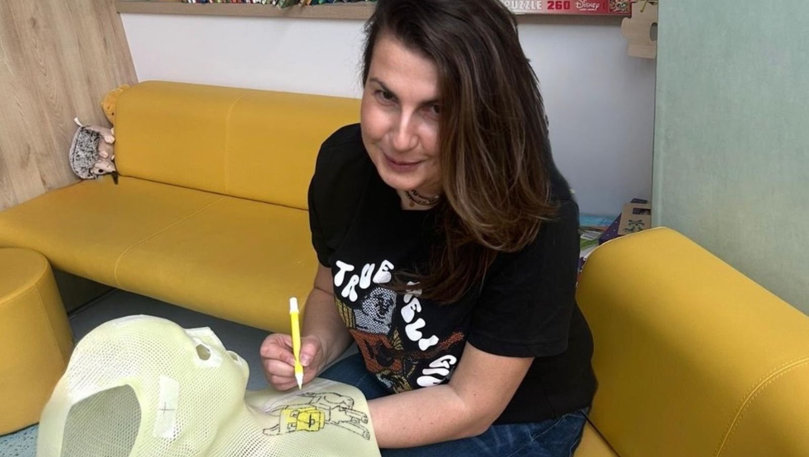 Ręcznie malowane maski poprawiają komfort psychiczny dzieci podczas radioterapii w Centrum Radioterapii Nowotworów Wieku Dziecięcego Narodowego Instytutu Onkologii