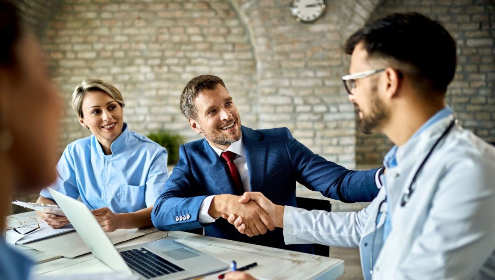 Współpraca lekarza z podmiotem leczniczym: Działalność gospodarcza, czyli na swoim | Cz. 3